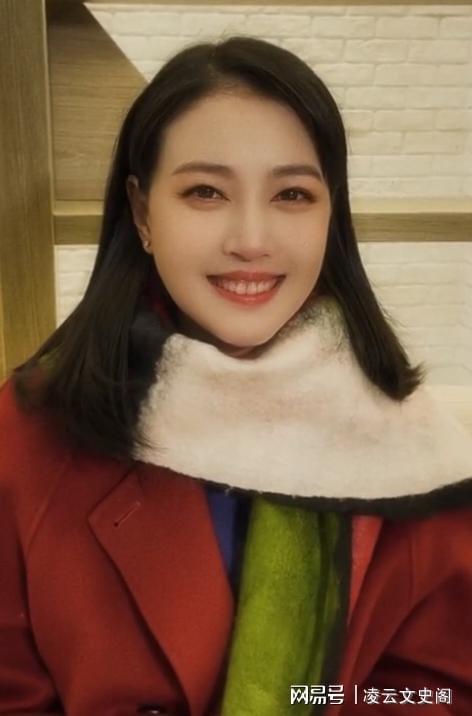 1990年，吕良伟父亲抱怨：你管管你老婆周海媚，天天睡到12点