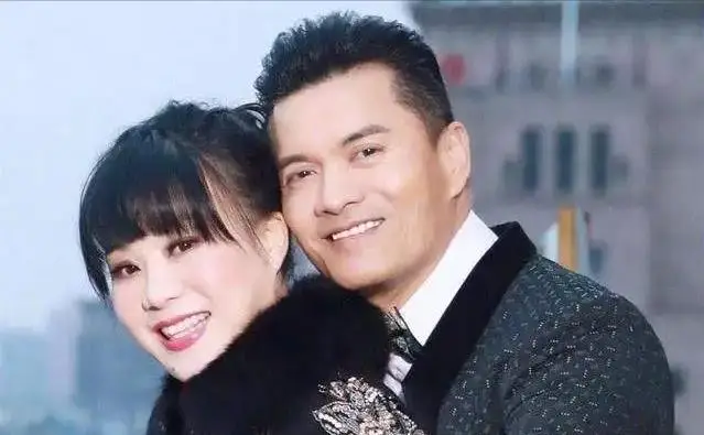 吕良伟三个老婆_吕良伟王瑞婚姻故事_吕良伟老婆的图片