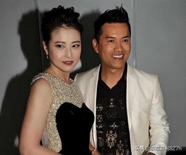 吕良伟夫妇与友聚餐，富豪妻子扶他过马路，罕露面气质神似周海媚