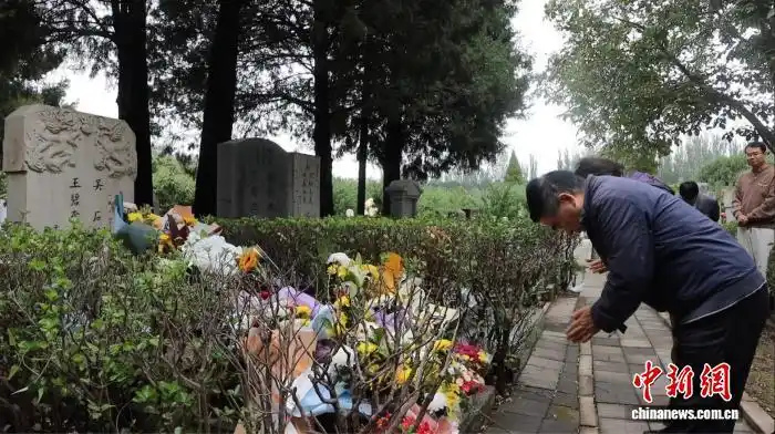台青在吴石将军夫妇合葬墓前哽咽_电视剧沉默的荣耀吴石_吴石将军墓