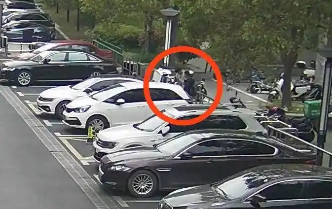 盗窃运输中快递的犯罪嫌疑人_快递小哥盗窃快递案件_跑腿骑手取走万元手机后失联