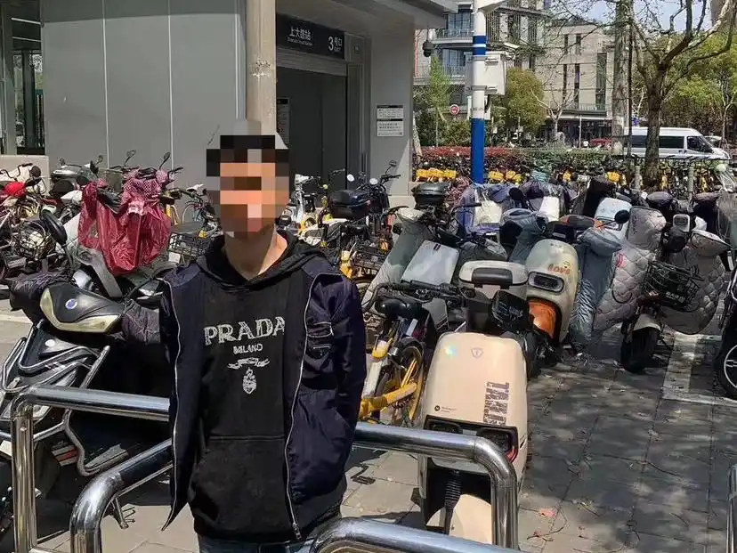 快递小哥盗窃快递案件_跑腿骑手取走万元手机后失联_盗窃运输中快递的犯罪嫌疑人