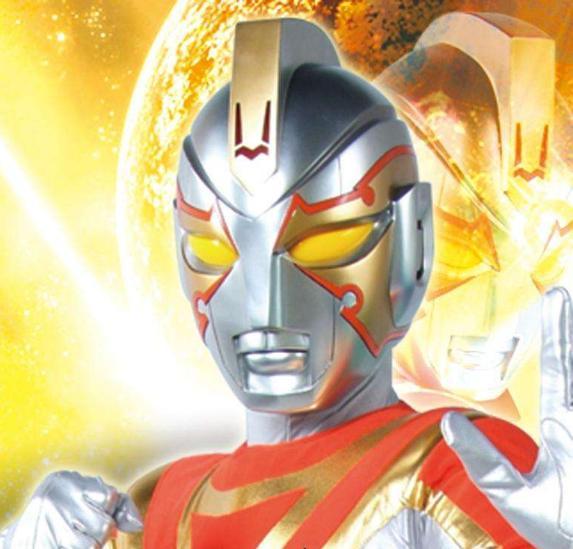 爱情公寓张伟扮演者李佳航_张伟金甲战士雷死我了_李佳航金甲战士扮演者