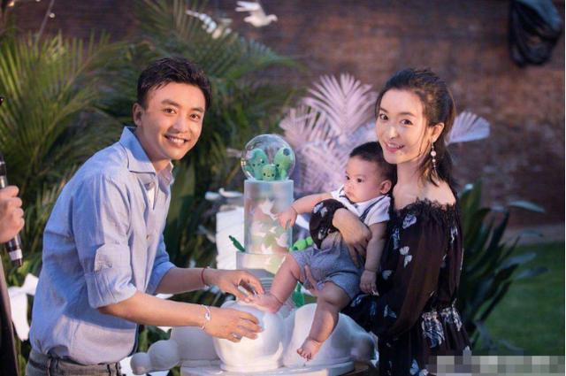 爱情公寓张伟扮演者李佳航_张伟金甲战士雷死我了_李佳航金甲战士扮演者