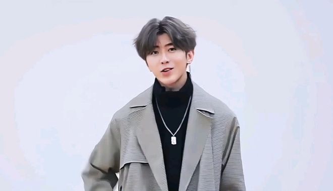 AI戴圣诞帽教程_圣诞节AI头像生成_加圣诞帽的软件是什么