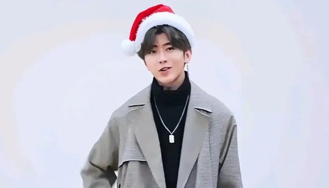 加圣诞帽的软件是什么_圣诞节AI头像生成_AI戴圣诞帽教程