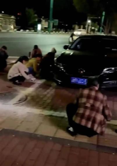 老人为孙女回家停车铲掉门口花坛_广场舞大妈铲掉停车线 法律处罚_广场舞场地纠纷 社会治理