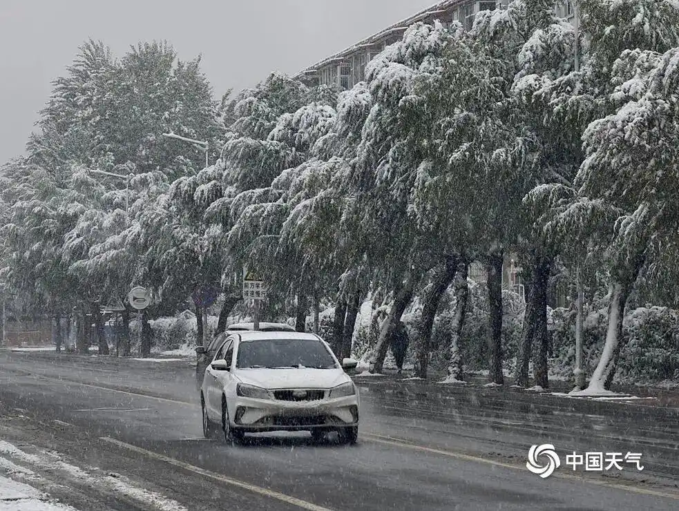 南方还在吹空调 北方已经下雪了_初雪北方地区降雪_乌鲁木齐水磨沟区降雪