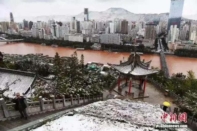 北京今晨降雪_广州市气象局回应_南方还在吹空调 北方已经下雪了