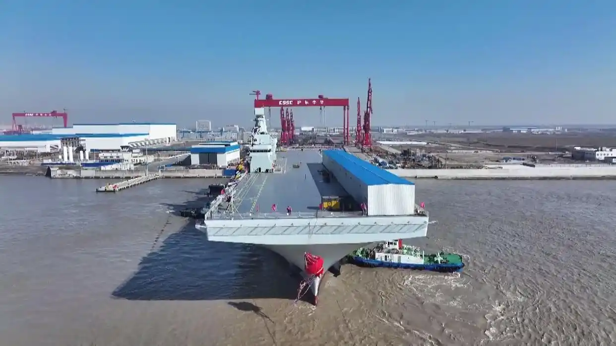 弹射型两栖攻击舰_076型两栖攻击舰_为什么四川舰不能当航母用