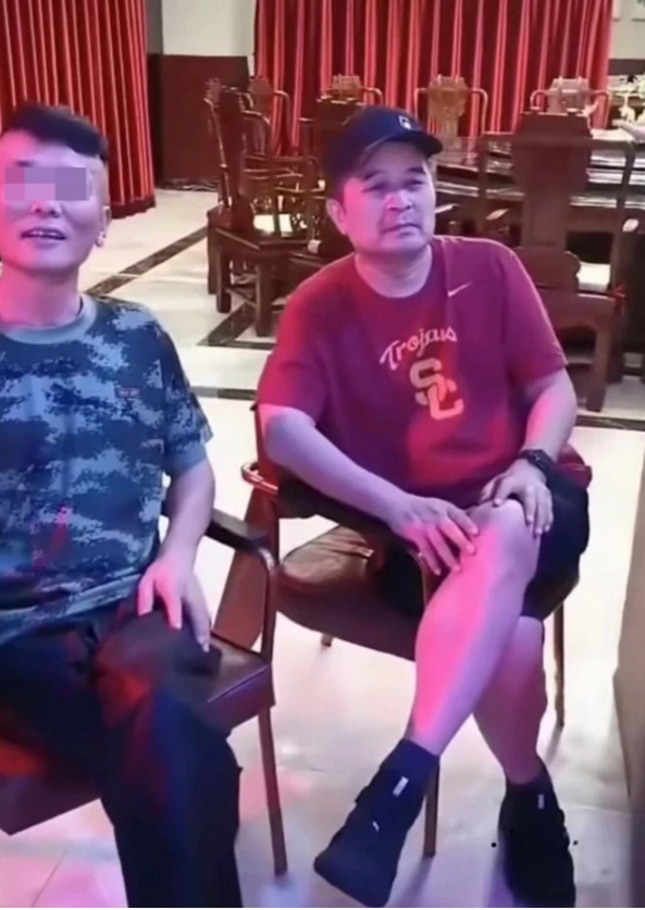 毕福剑现身饭局表情呆滞，紧闭窗帘保护隐私，不敢喝酒以茶相代？