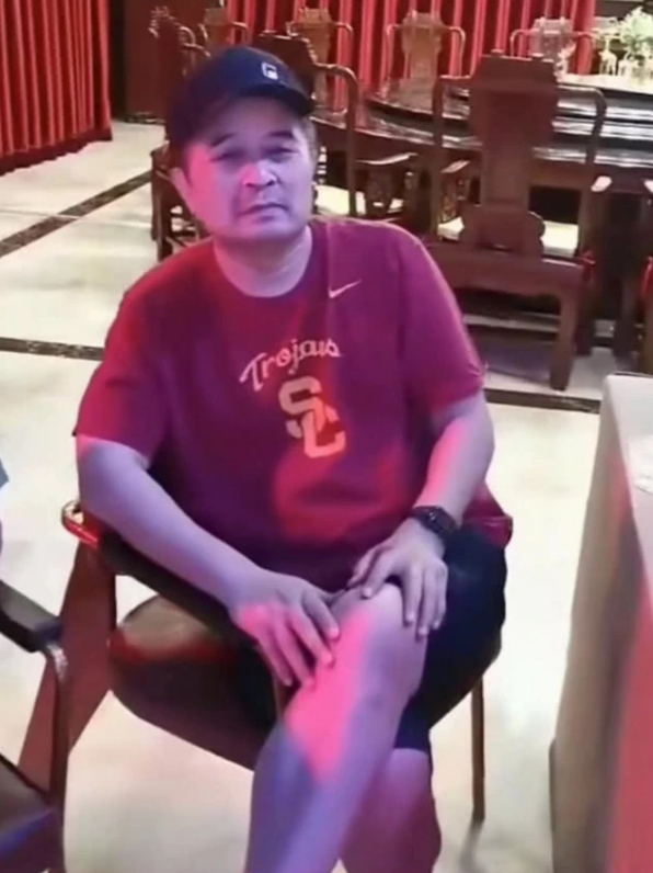 毕福剑现身饭局表情呆滞,紧闭窗帘保护隐私,不敢喝酒以茶相代?