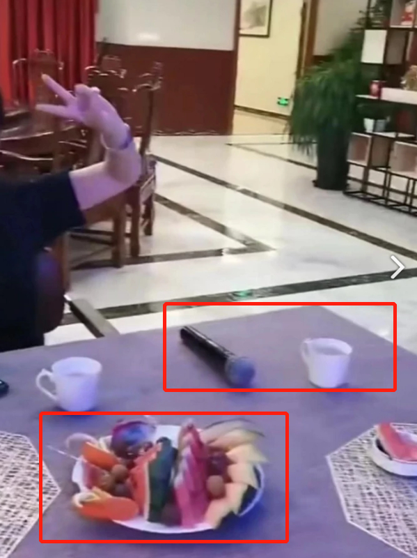 毕福剑现身饭局表情呆滞,紧闭窗帘保护隐私,不敢喝酒以茶相代?