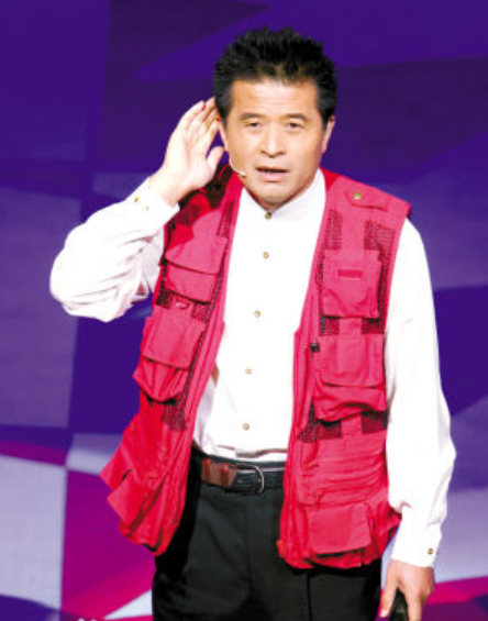 毕福剑现身饭局表情呆滞,紧闭窗帘保护隐私,不敢喝酒以茶相代?