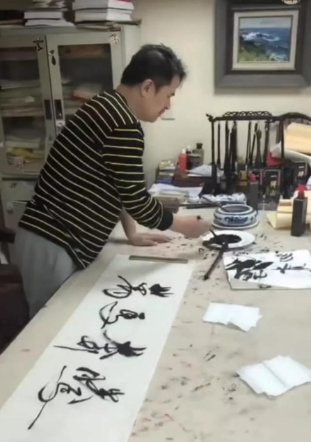 毕福剑现身饭局表情呆滞,紧闭窗帘保护隐私,不敢喝酒以茶相代?