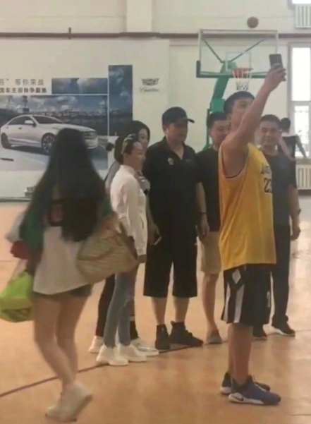 毕福剑现身饭局表情呆滞,紧闭窗帘保护隐私,不敢喝酒以茶相代?