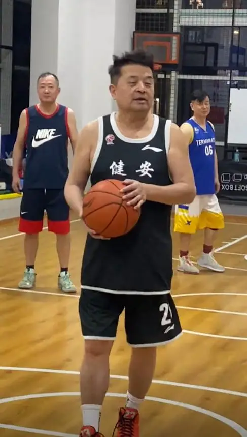 66岁毕福剑近况，与老友打篮球，肚腩抢镜老年斑明显，头发凌乱