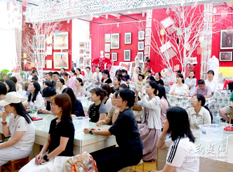 武汉教师体验“非遗减压”