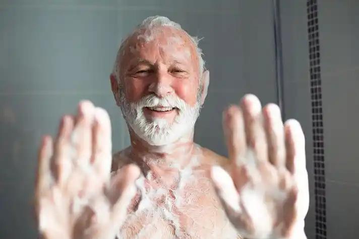 洗澡用什么洗最好_老年人冬季洗澡注意事项_老年人冬季洗澡频率