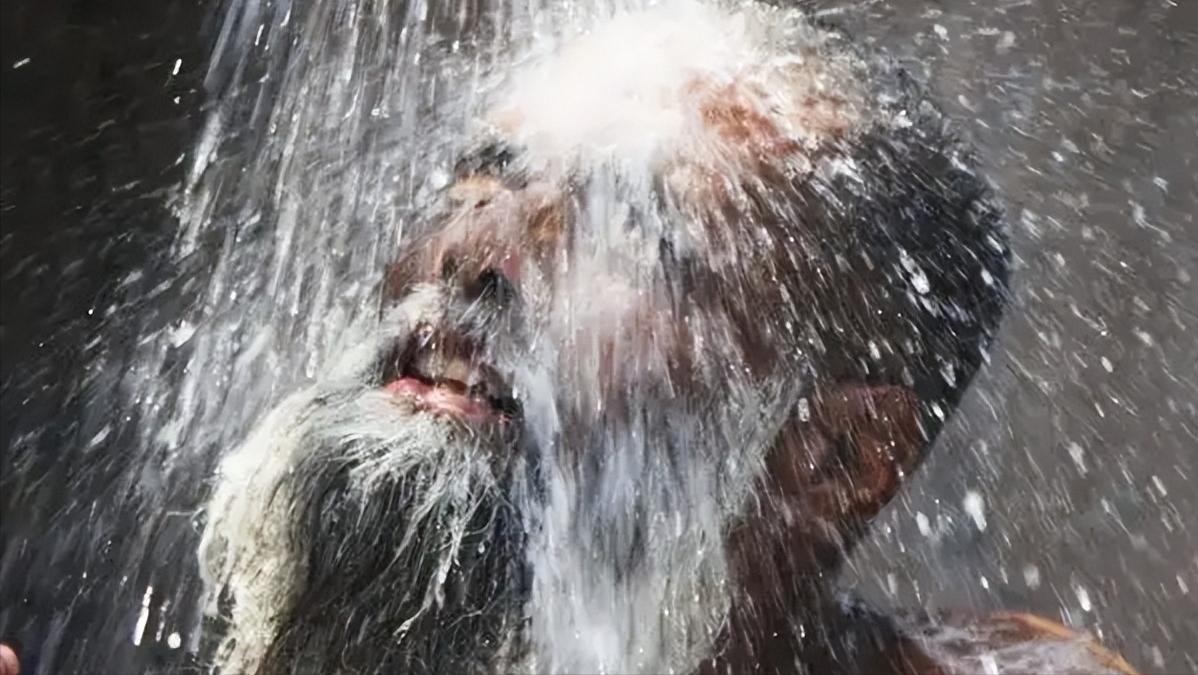 老年人冬季洗澡注意事项_冬季老年人洗澡频率_洗澡用什么洗最好