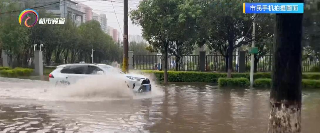 昆明人民西路海源中路口淹积水情况_昆明7月30日降雨道路积水排水抢险_昆明暴雨淹水