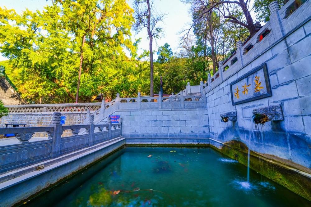 长清张夏晓露泉_房头村泉水景观_长清区泉水旅游