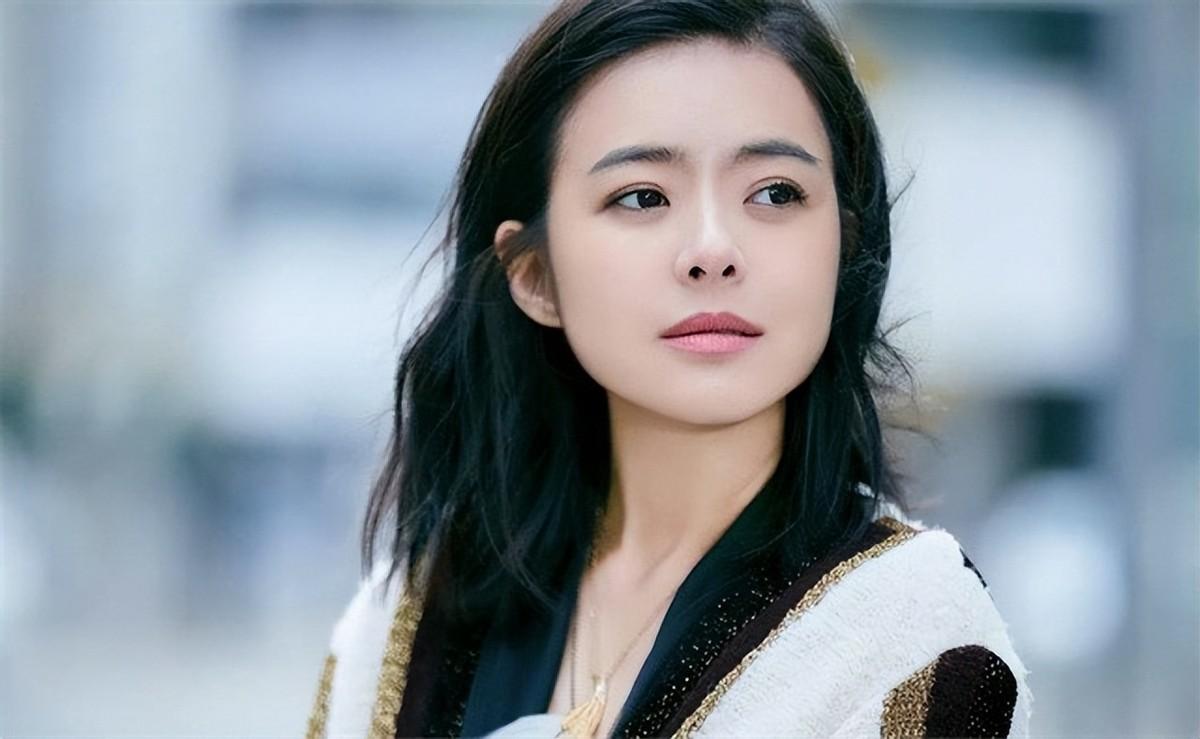 女主持陈辰和程雷分手让观众可惜，与余笛结婚，40多岁被宠成少女