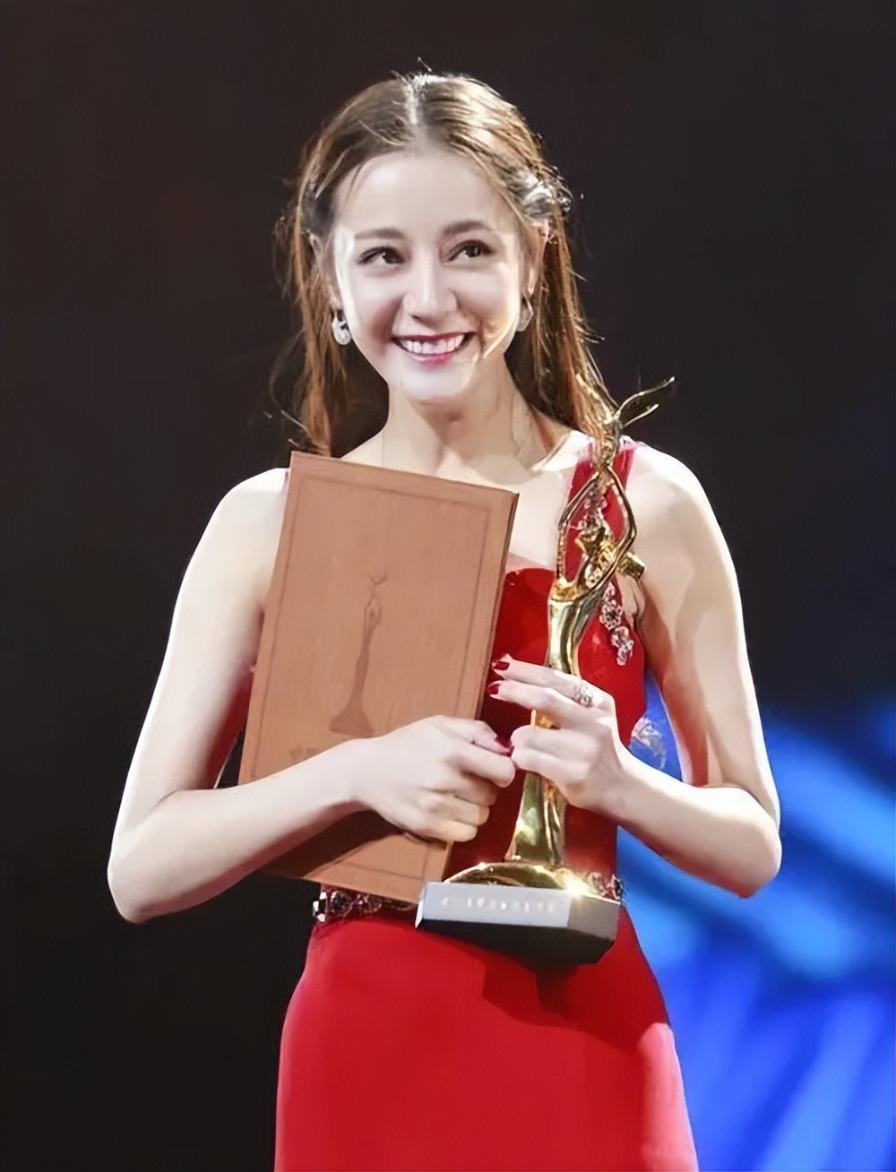 殷桃豪宅庭院设计_殷桃前夫沈俊成受贿案开审_殷桃真实生活体验