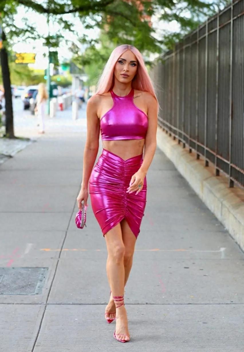 Barbiecore fashion trend_时尚芭比娃娃_Barbie-inspired outfit styles