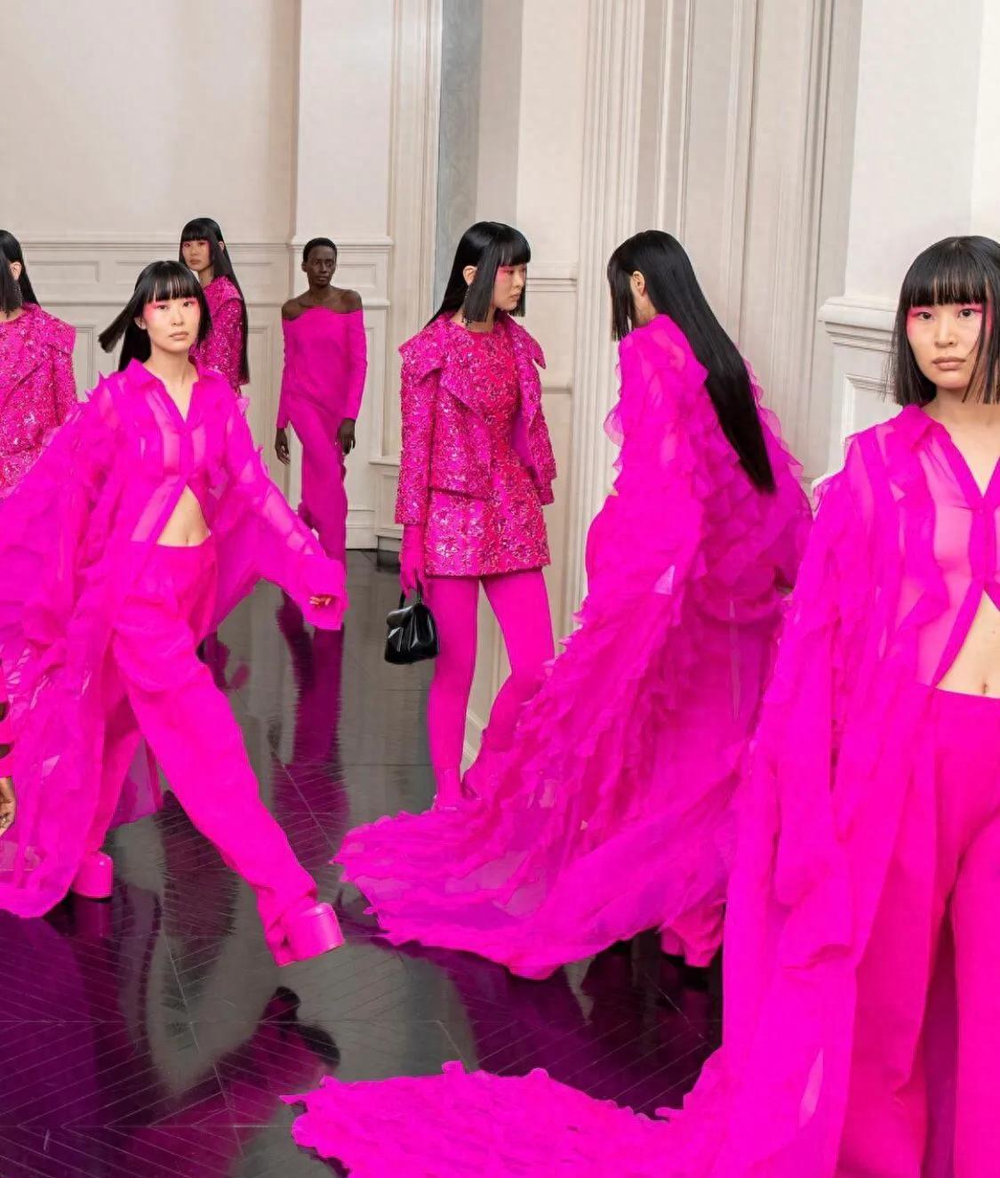 Barbiecore fashion trend_时尚芭比娃娃_Barbie-inspired outfit styles