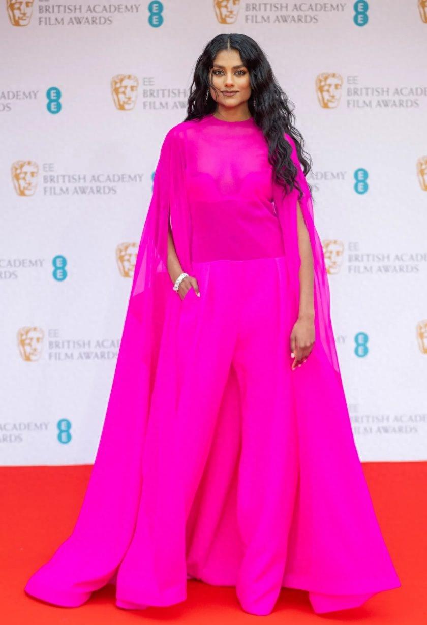 Barbie-inspired outfit styles_Barbiecore fashion trend_时尚芭比娃娃