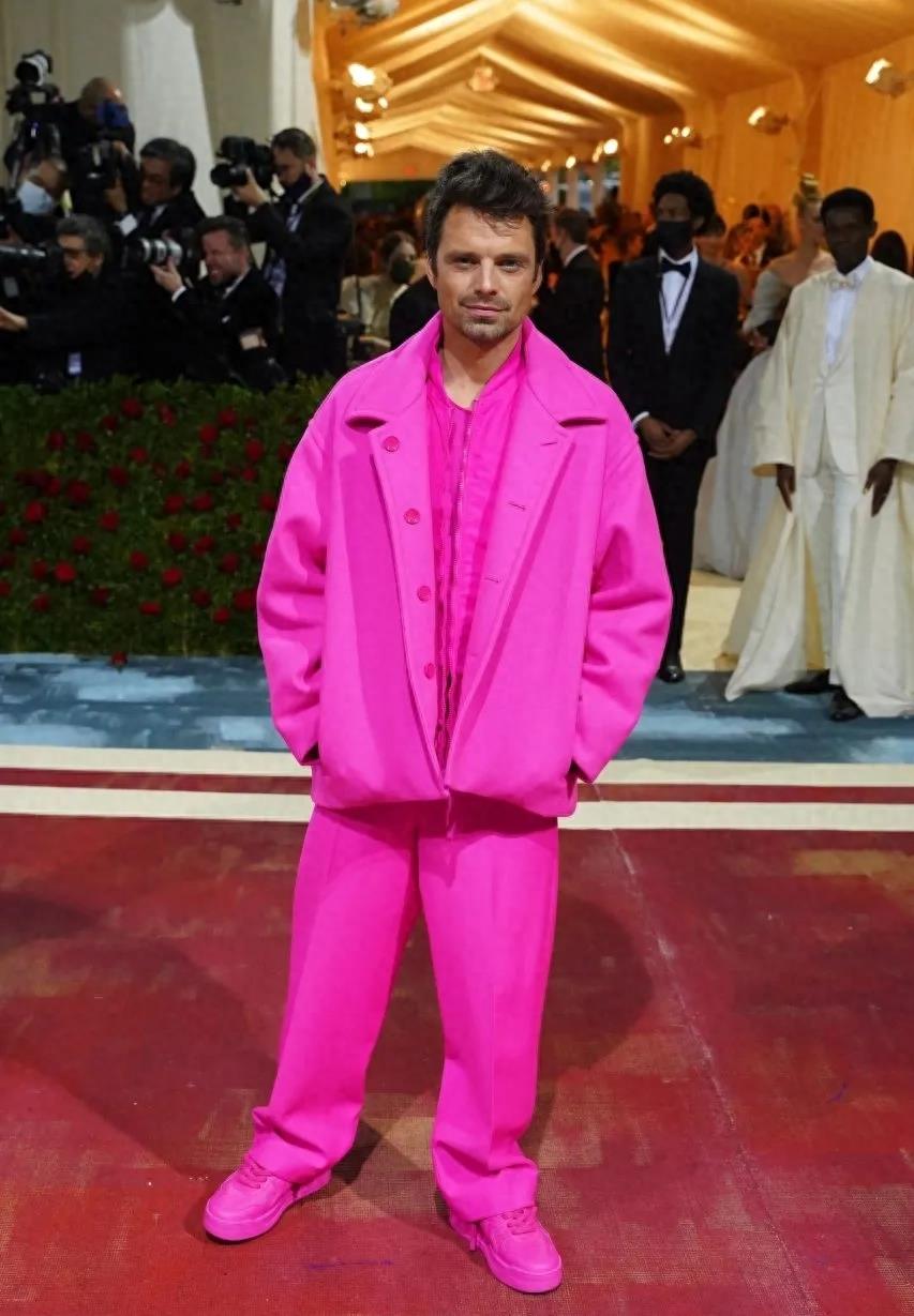 Barbiecore fashion trend_Barbie-inspired outfit styles_时尚芭比娃娃