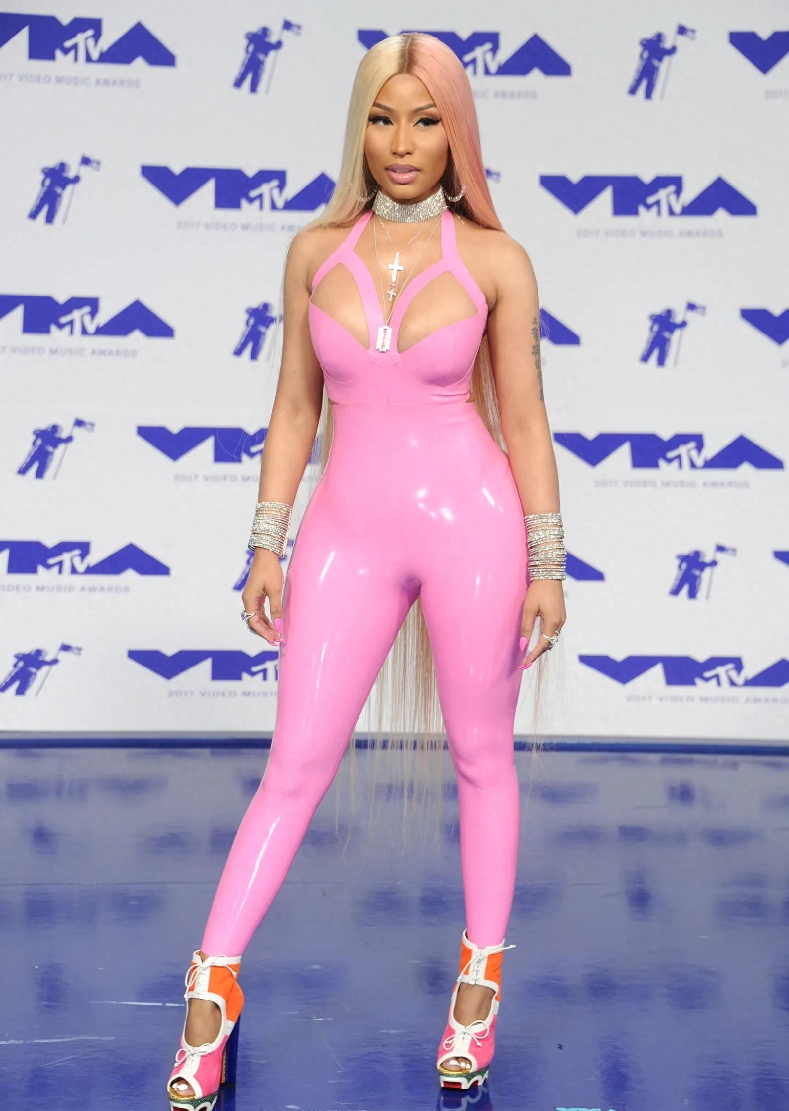 Barbiecore fashion trend_Barbie-inspired outfit styles_时尚芭比娃娃