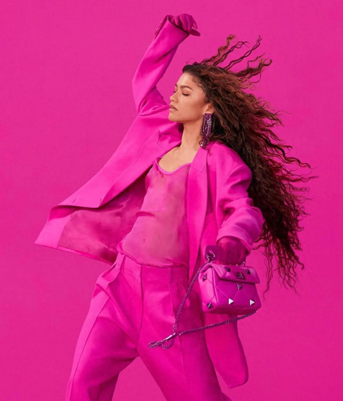 时尚芭比娃娃_Barbiecore fashion trend_Barbie-inspired outfit styles