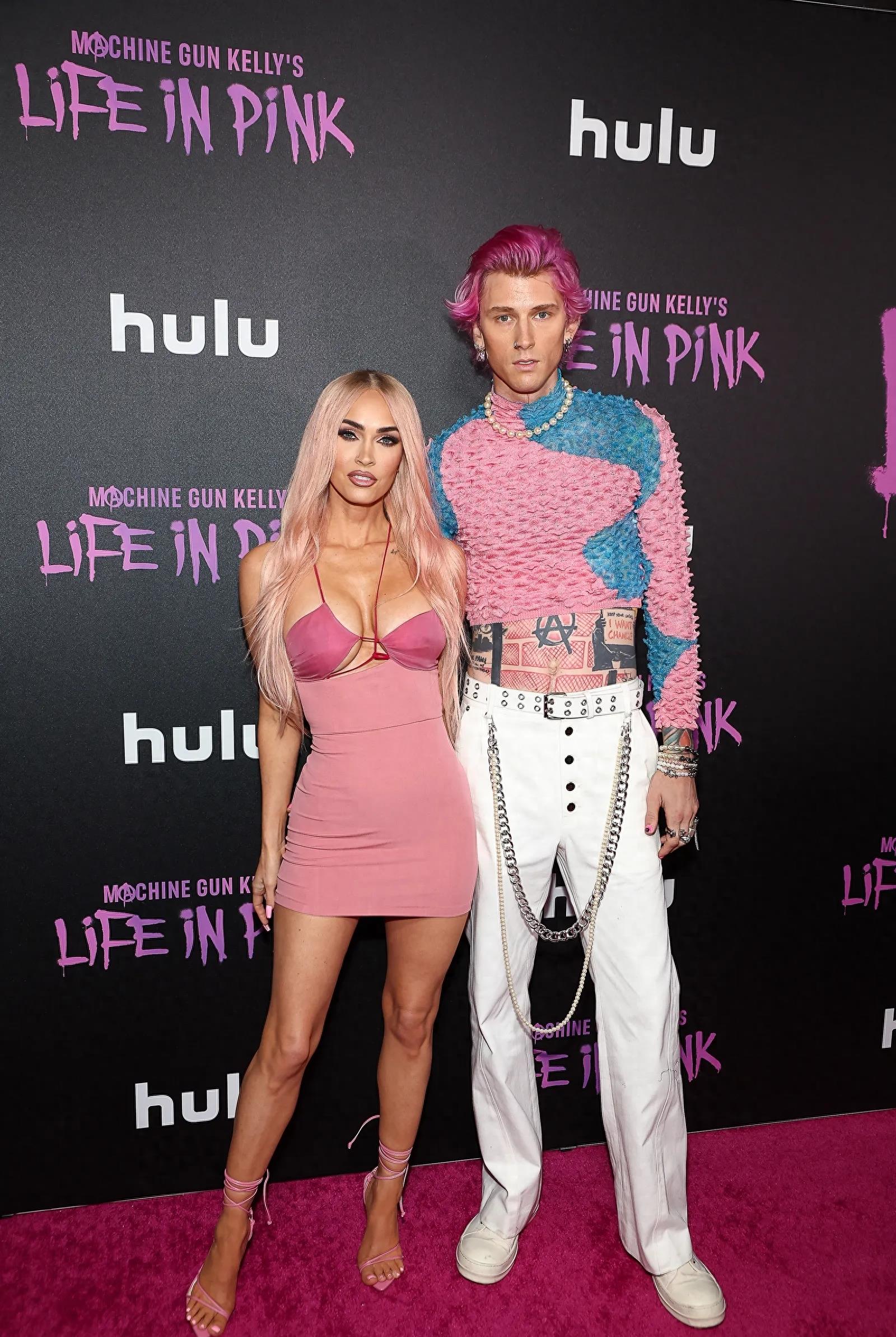 Barbiecore fashion trend_时尚芭比娃娃_Barbie-inspired outfit styles