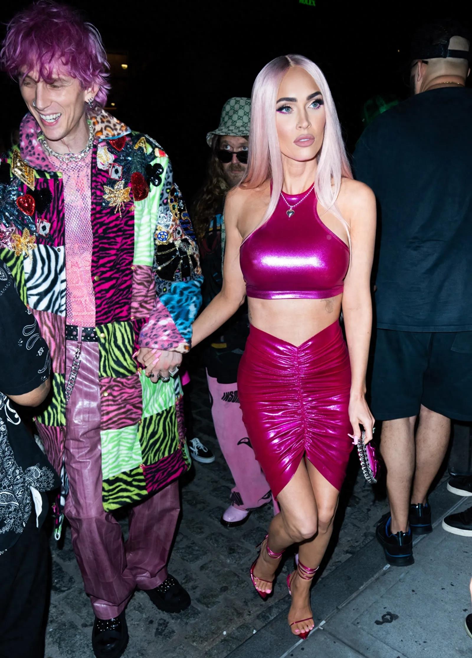 Barbiecore fashion trend_时尚芭比娃娃_Barbie-inspired outfit styles