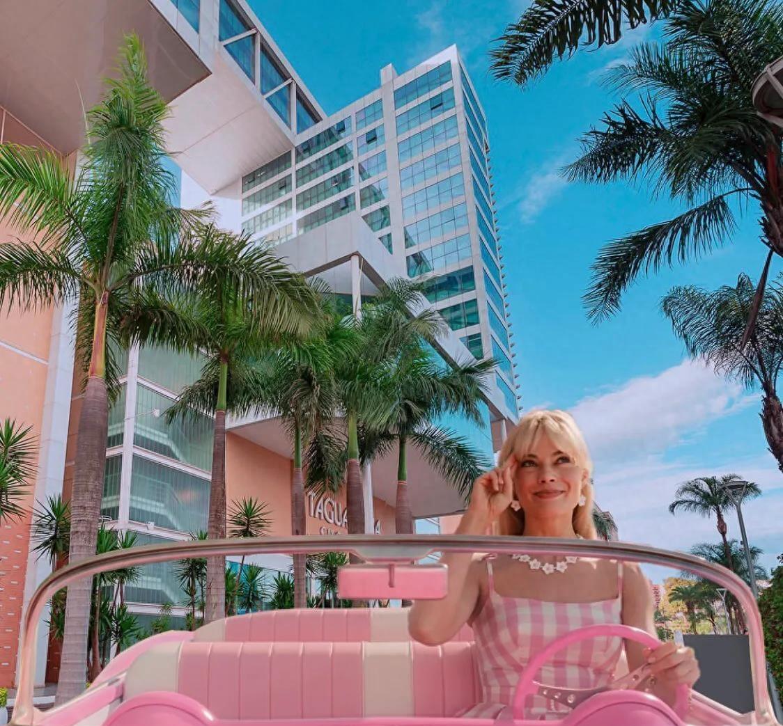 Barbie-inspired outfit styles_时尚芭比娃娃_Barbiecore fashion trend