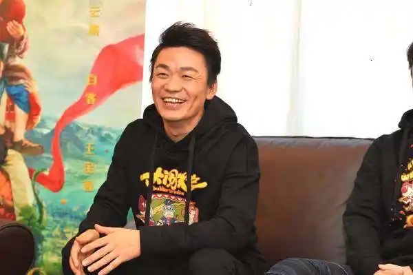 王宝强回农村参加同学会，戴墨镜被指耍大牌？其实对同学很热情