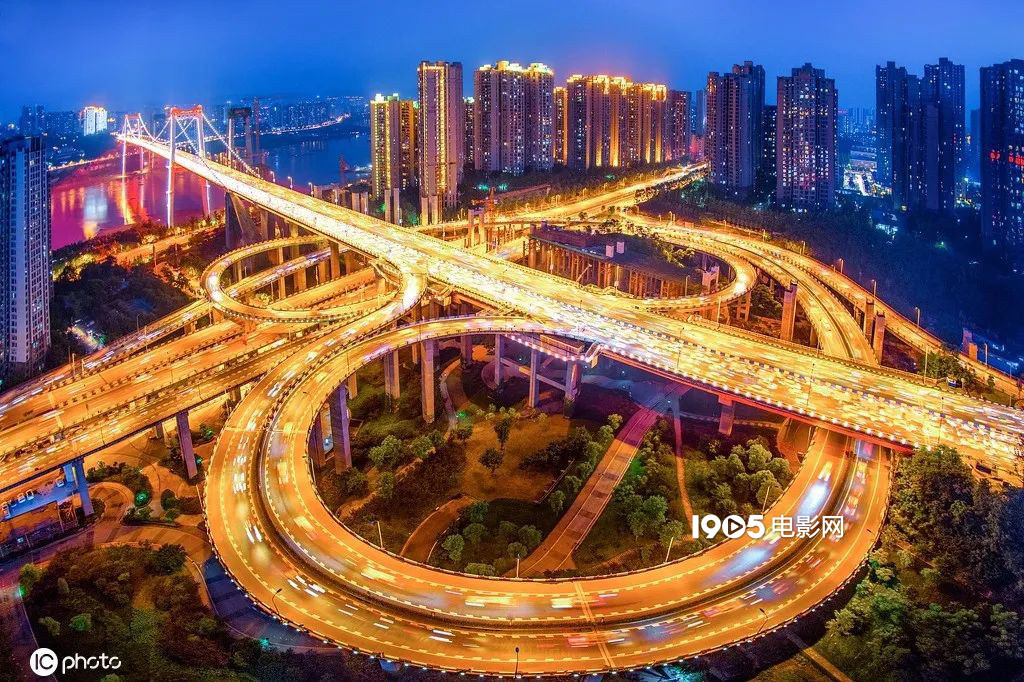 洪崖洞在哪里_张艺谋新作重庆取景_重庆影视取景地