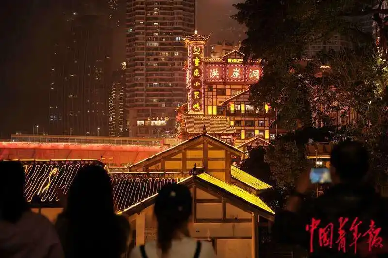 重庆：山城夜游持续升温