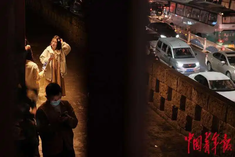 洪崖洞在哪里_洪崖洞景区周末人流_洪崖洞景区夜游拍照服务