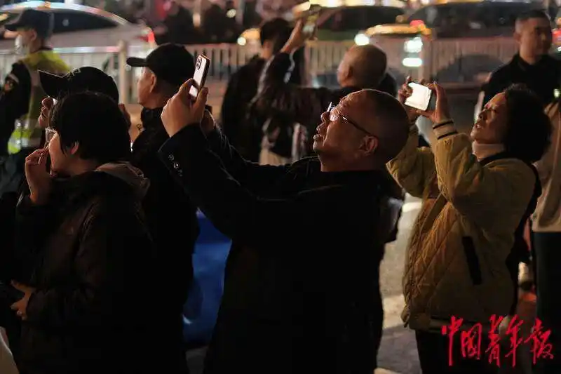 洪崖洞景区夜游拍照服务_洪崖洞景区周末人流_洪崖洞在哪里