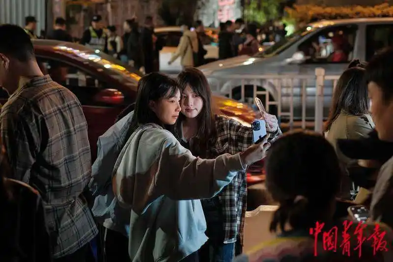 洪崖洞景区周末人流_洪崖洞景区夜游拍照服务_洪崖洞在哪里