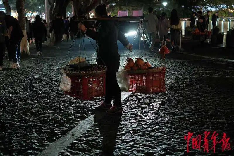 洪崖洞在哪里_洪崖洞景区周末人流_洪崖洞景区夜游拍照服务