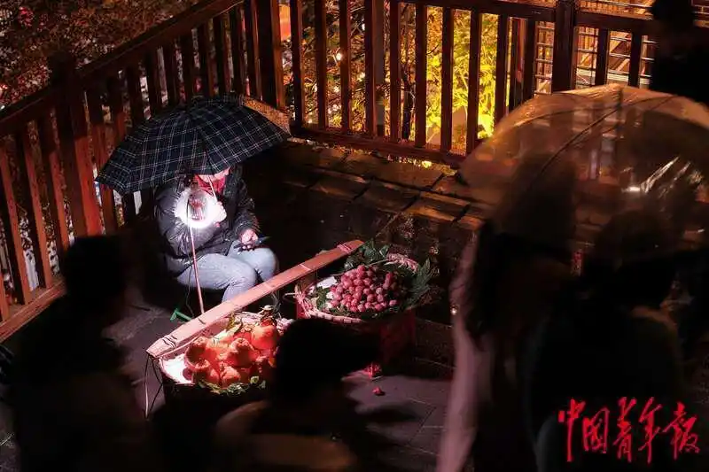 洪崖洞景区周末人流_洪崖洞景区夜游拍照服务_洪崖洞在哪里