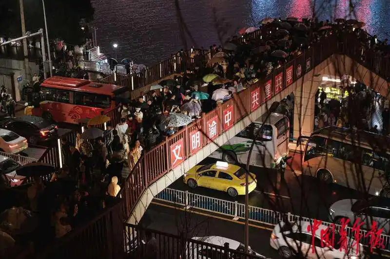 洪崖洞在哪里_洪崖洞景区周末人流_洪崖洞景区夜游拍照服务