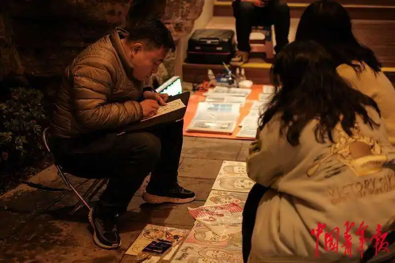 洪崖洞在哪里_洪崖洞景区周末人流_洪崖洞景区夜游拍照服务