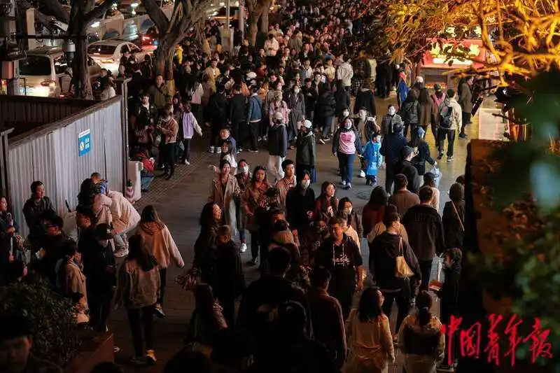 洪崖洞景区夜游拍照服务_洪崖洞景区周末人流_洪崖洞在哪里