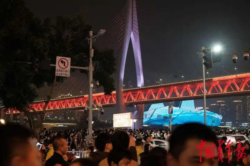 洪崖洞景区夜游拍照服务_洪崖洞在哪里_洪崖洞景区周末人流