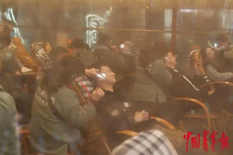 洪崖洞景区夜游拍照服务_洪崖洞景区周末人流_洪崖洞在哪里